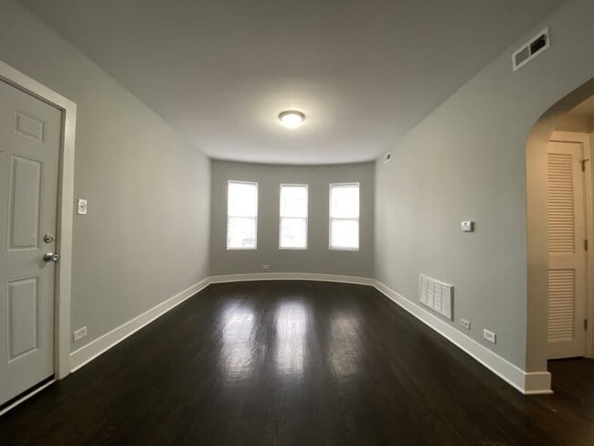 Abierto área de estar con ventanas grandes - 2 habitaciones