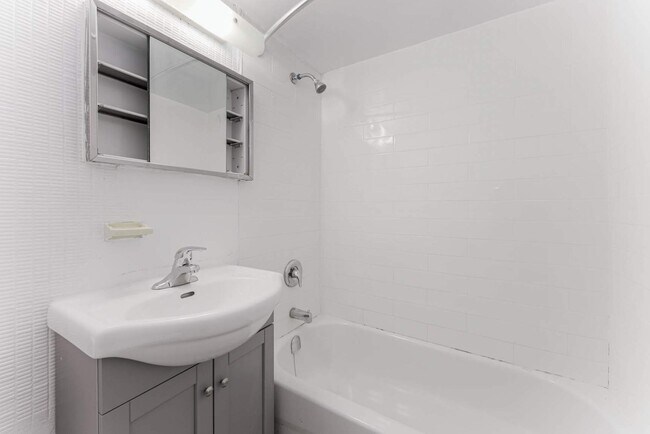 Photo - 666 Ontario St