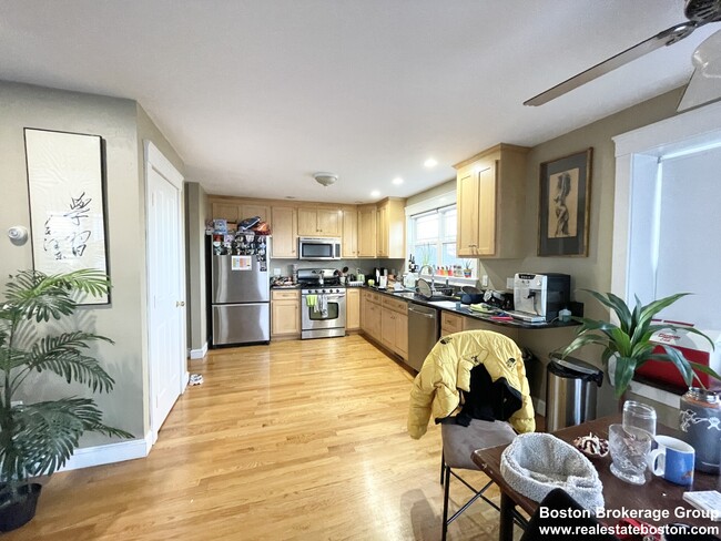 Building Photo - 25 Iroquois St Unit 1 Rental