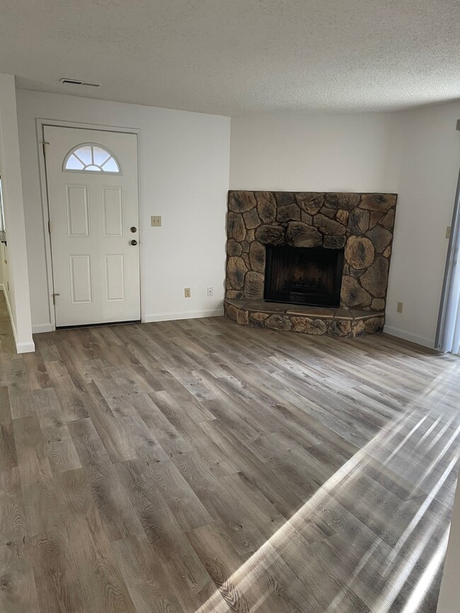 Sala de estar - 418 S Quillan Plz