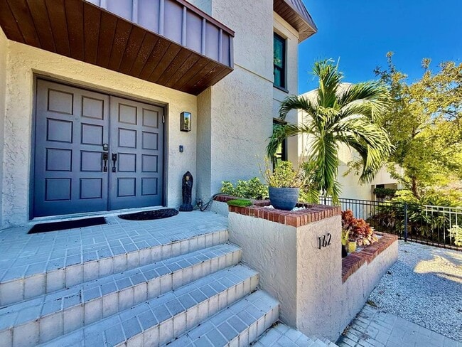 Photo - 162 E Davis Blvd