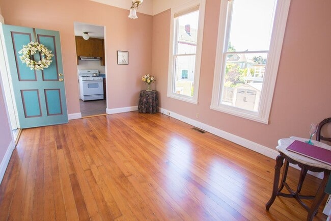 Building Photo - 2232 Clinton Avenue Unit B