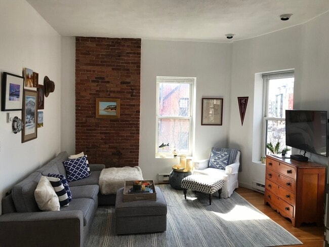 Building Photo - 532 Tremont St Unit 2