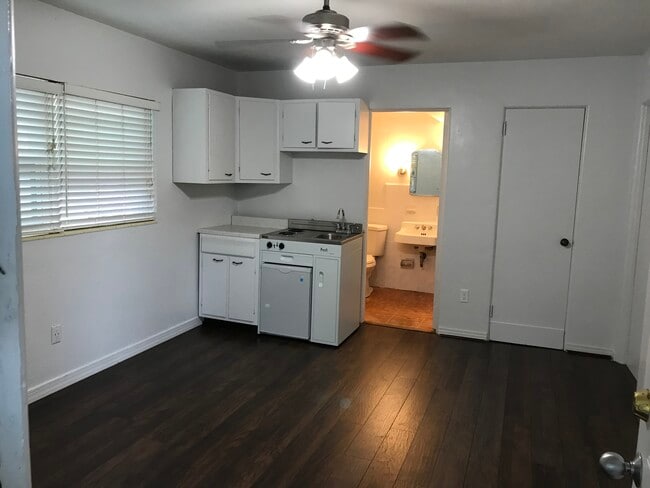 Building Photo - 100 E Smith St Unit Efficiency