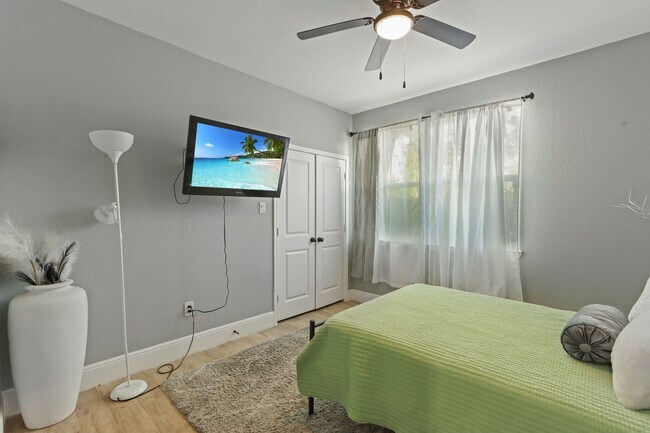 Photo - 5607 Bacher St