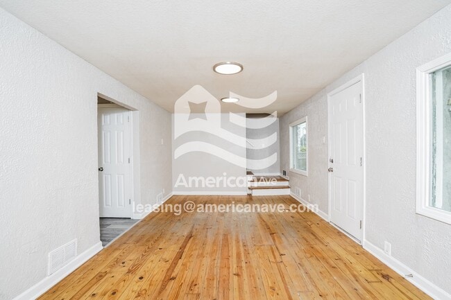 Photo - 5920 N 68th St