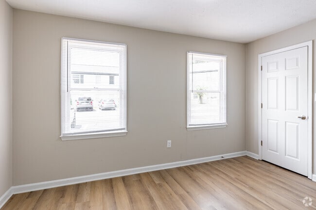 2BR, 2BA - 950SF