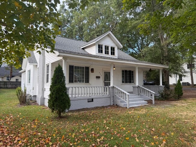 Building Photo - Freshly Renovated Clover Charmer — Walk to...