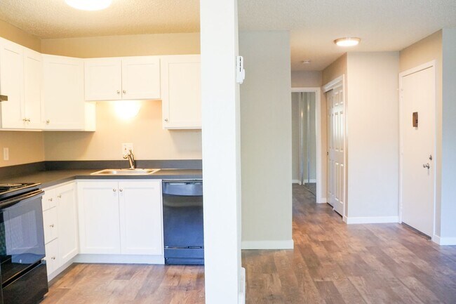Building Photo - Close in SE Trendy Buckman - Updated 1st Floor 1 Bedroom! Unit 1503