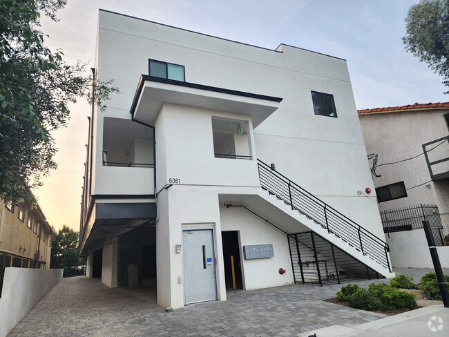 Building Photo - 6061 Fulton Ave Unit 1 Rental