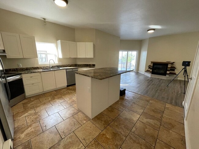 Photo - 416 N 15th Ave E