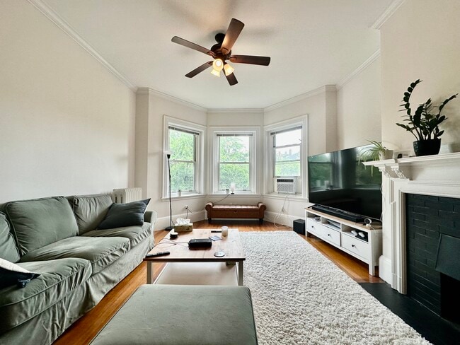 Building Photo - 1683 Beacon St Unit 2