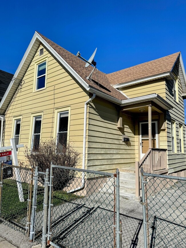 Building Photo - 34 Radio St