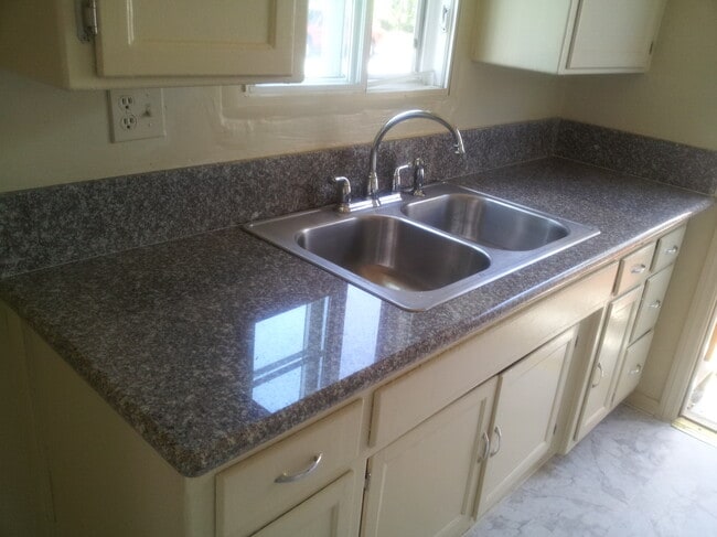 Kitchen - 8836 Ramsgate Ave Unidad 8836