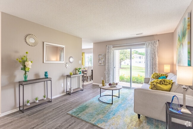 2BR,1BA,-925SF