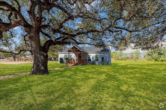 Building Photo - Beautifully Styled Country Home in Devine,...