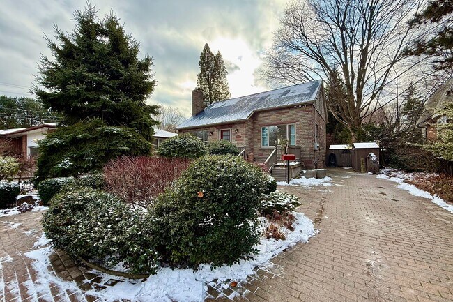 Photo - 740 Clarkson Rd S