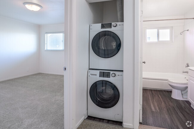 2BR, 1.5BA - 918SF - Laundry