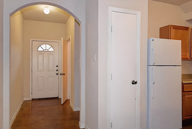 Photo - 7818 Kingsbury Wood