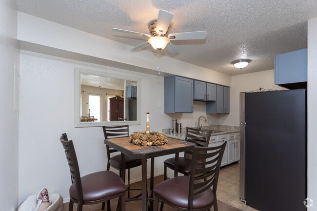 2BR, 1BA - 1000 SF - Colony Hills Apartments