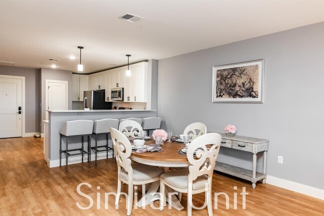 Photo - 1000 Elm St Unidad 137