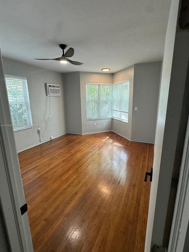 Photo - 315 W 28th St Unidad 11