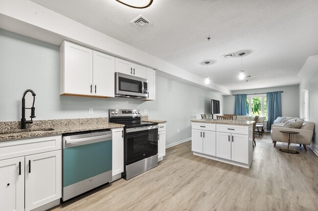Building Photo - 4 Duck Pond Rd Unit 211 Rental