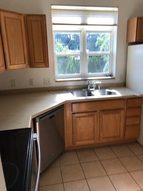 Photo - Spacious 4 bedroom, 3.5 bathroom duplex in desired location near Hilldale Mall