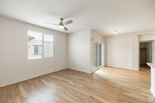 2BR, 2BA - 952 SF