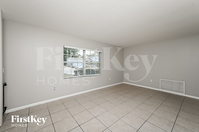 Photo - 718 Kingswood Loop