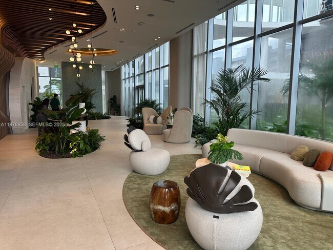 Photo - 700 NE 24th St Unidad 2605