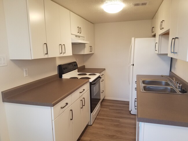 Kitchen View 1 - 12805 Dunes Rd SE Apartamentos Unidad 4