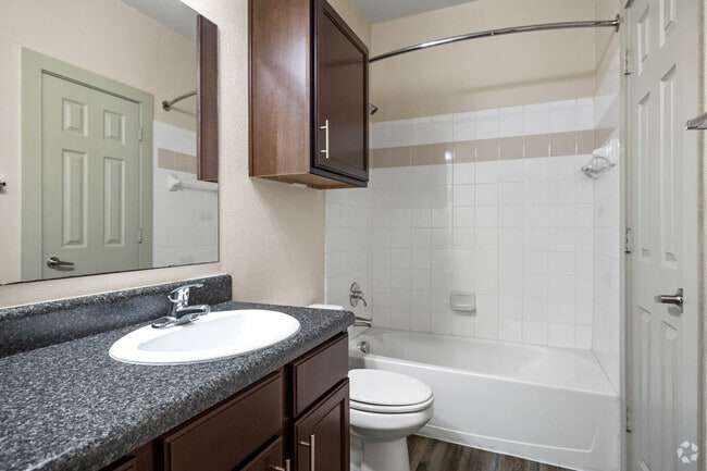 1BR, 1BA - 740SF - Bathroom