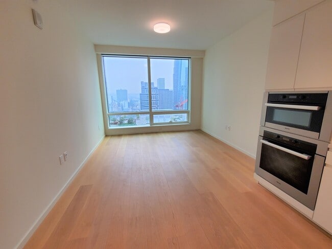 Photo - 877 Francisco St