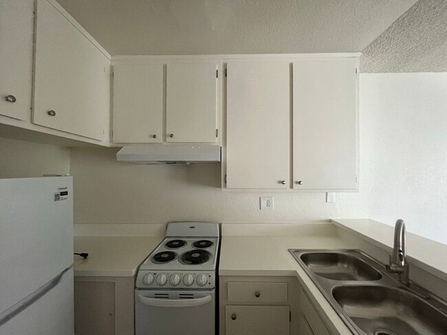 Building Photo - 9010 Tobias Ave Unit 354