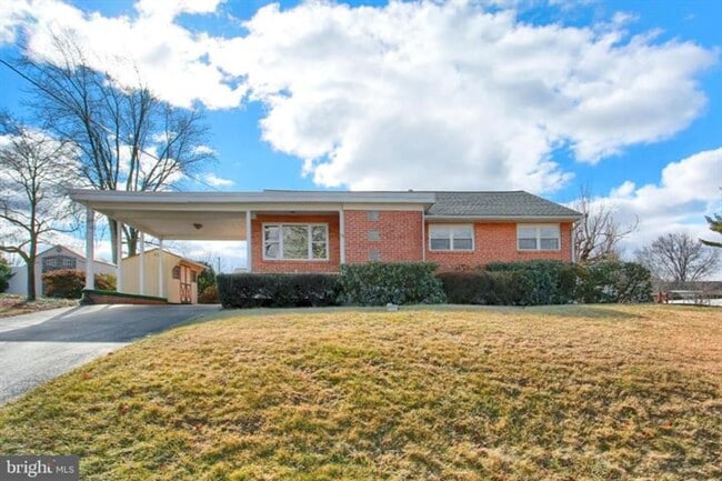 Building Photo - 3 bed 1 bath Updated Rancher For Rent Rental
