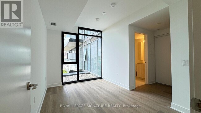 Photo - 86 Dundas St E Unit 326