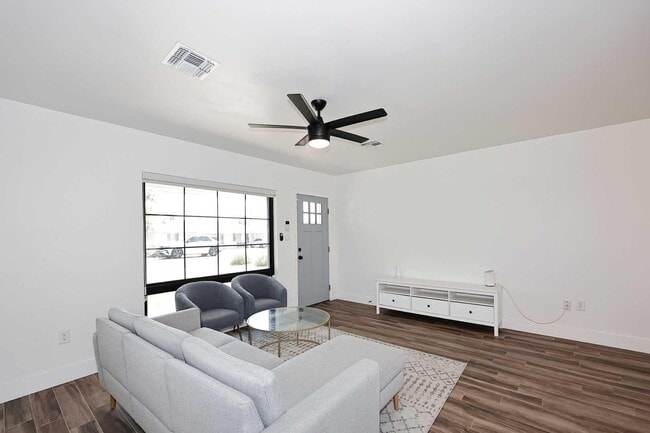 Photo - 716 W 11th St