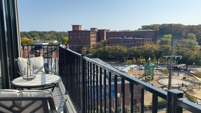 Park Corner w/wrap around balcony - 2bed/2bath - Foster's Place