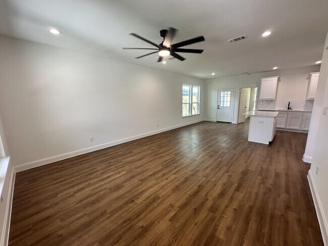 Photo - 2216 Langford St