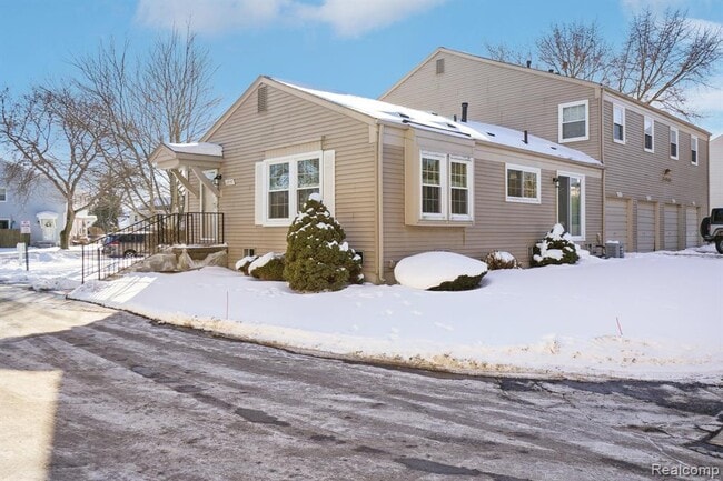 Building Photo - 23737 Stonehenge Blvd