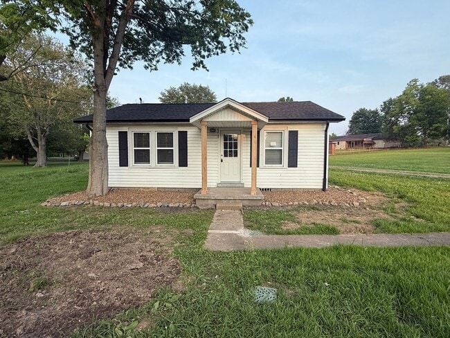 Building Photo - 2 Bed 1 Bath House with Office, Laundry Room and Garage