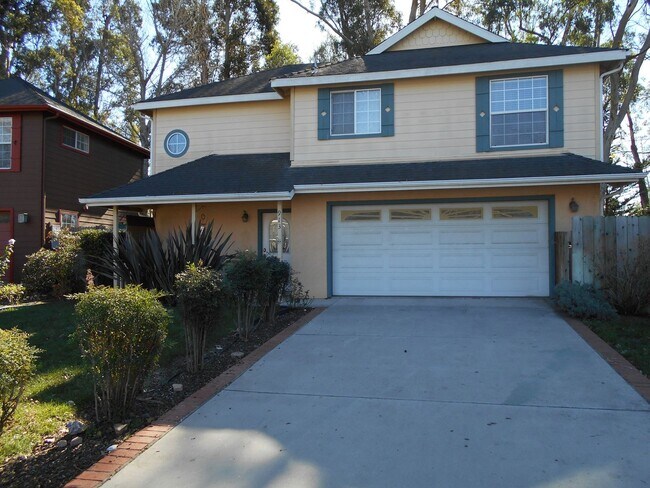 Clean and Comfortable Home - Attached Garage - Clean and Comfortable Home - Attached Garage