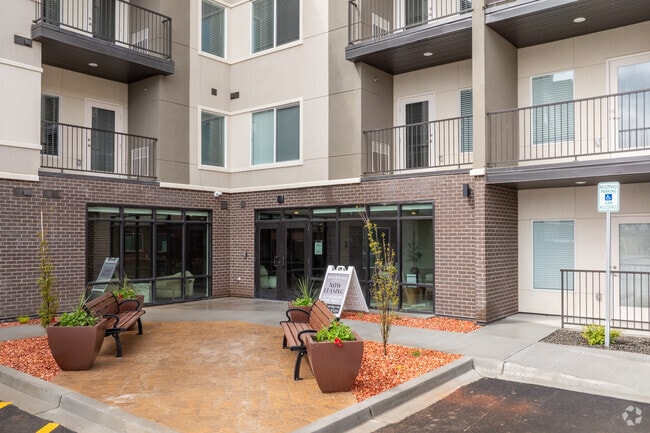 Entrada - Riverwalk Apartments