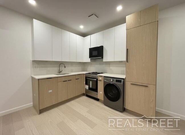 Building Photo - Spacious 2-Bedroom, 2-Bath Apartment in Bed-Stuy with Modern Amenities