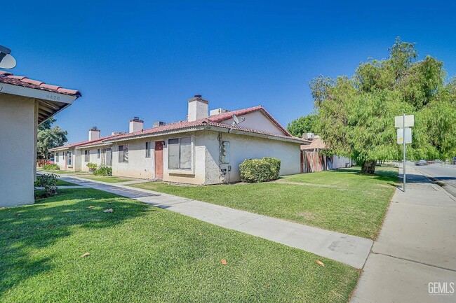 Building Photo - 4418 White Ln Unit #B Rental