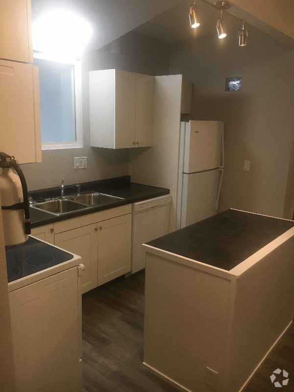 Building Photo - 400 Stephans St Rental
