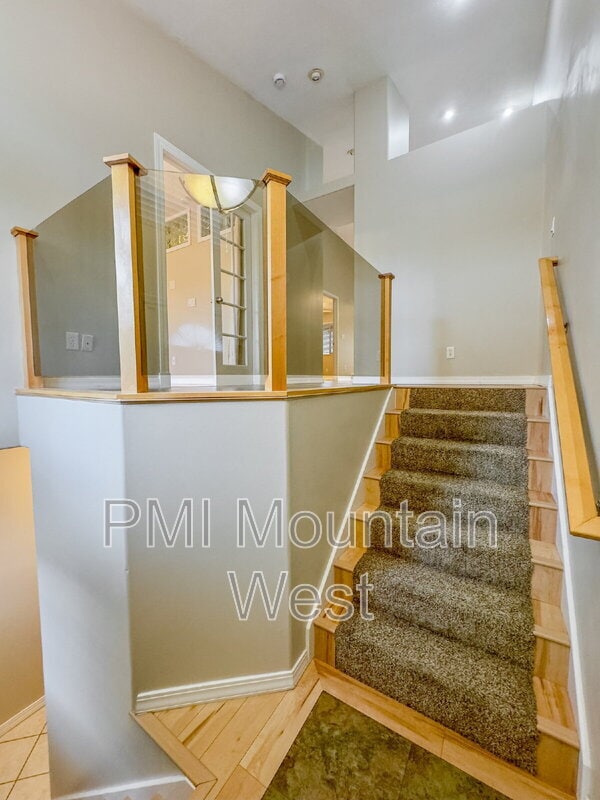 Photo - 208 Lyman Ln