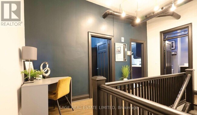 Photo - 631 Queen St W