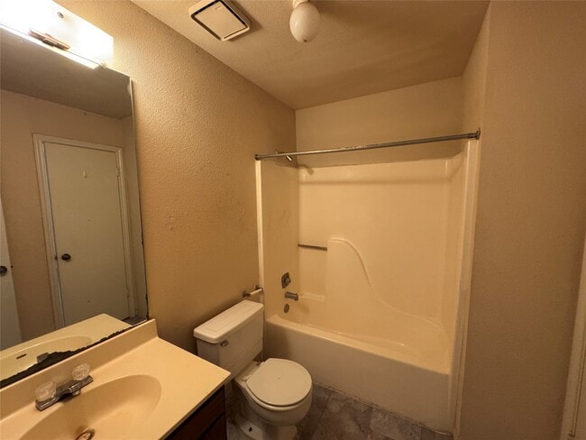 Building Photo - 3213 Hirschfield Rd Unit C
